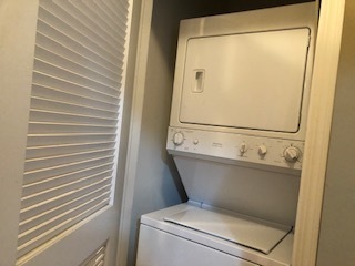 343 East 25th Place, Unit 18B Chicago, IL 60616 - Photo 11 of 12 a bathroom with a sink and a mirror