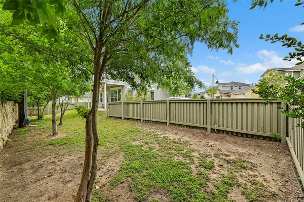 a view of a back yard