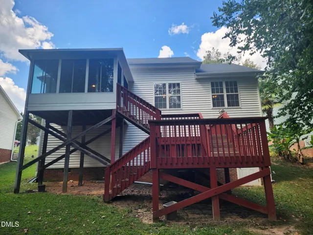 a view of a house with backyard and porch
