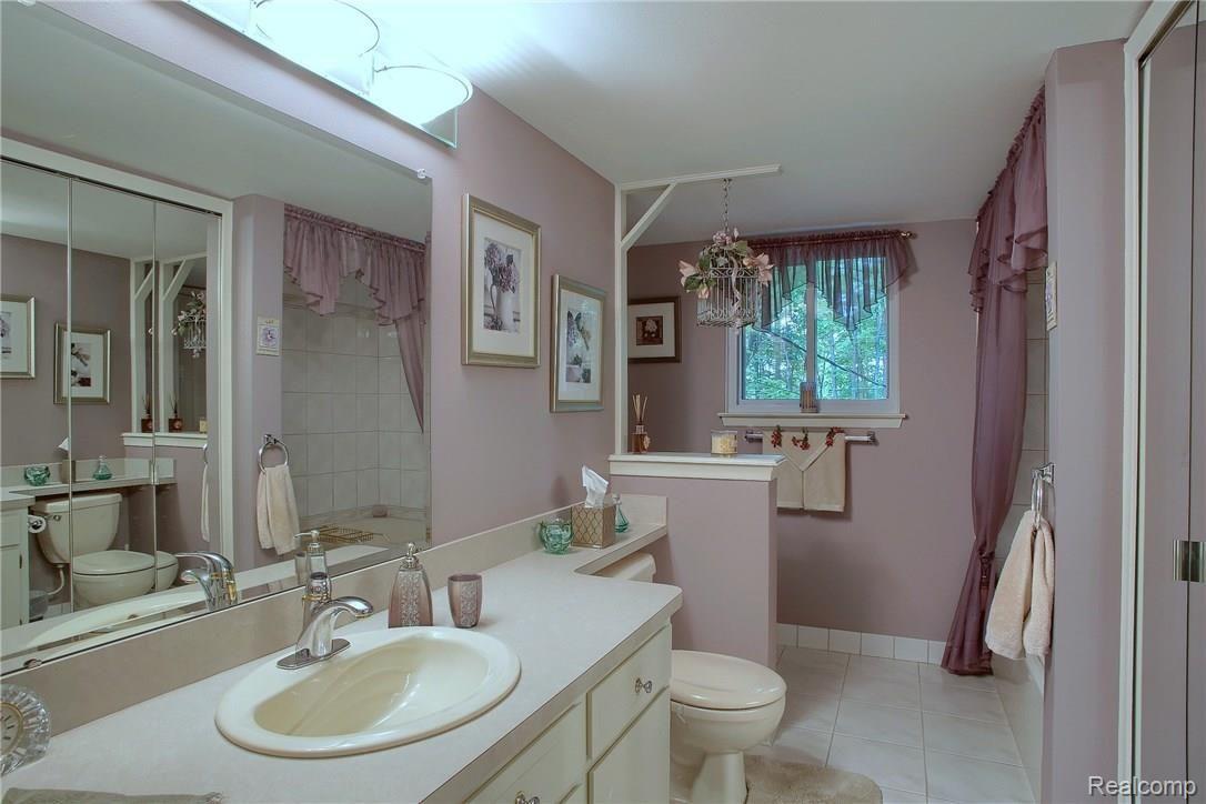 11031 Messmore Road Utica, MI 48317 - Photo 18 of 30 Bathroom.jpg