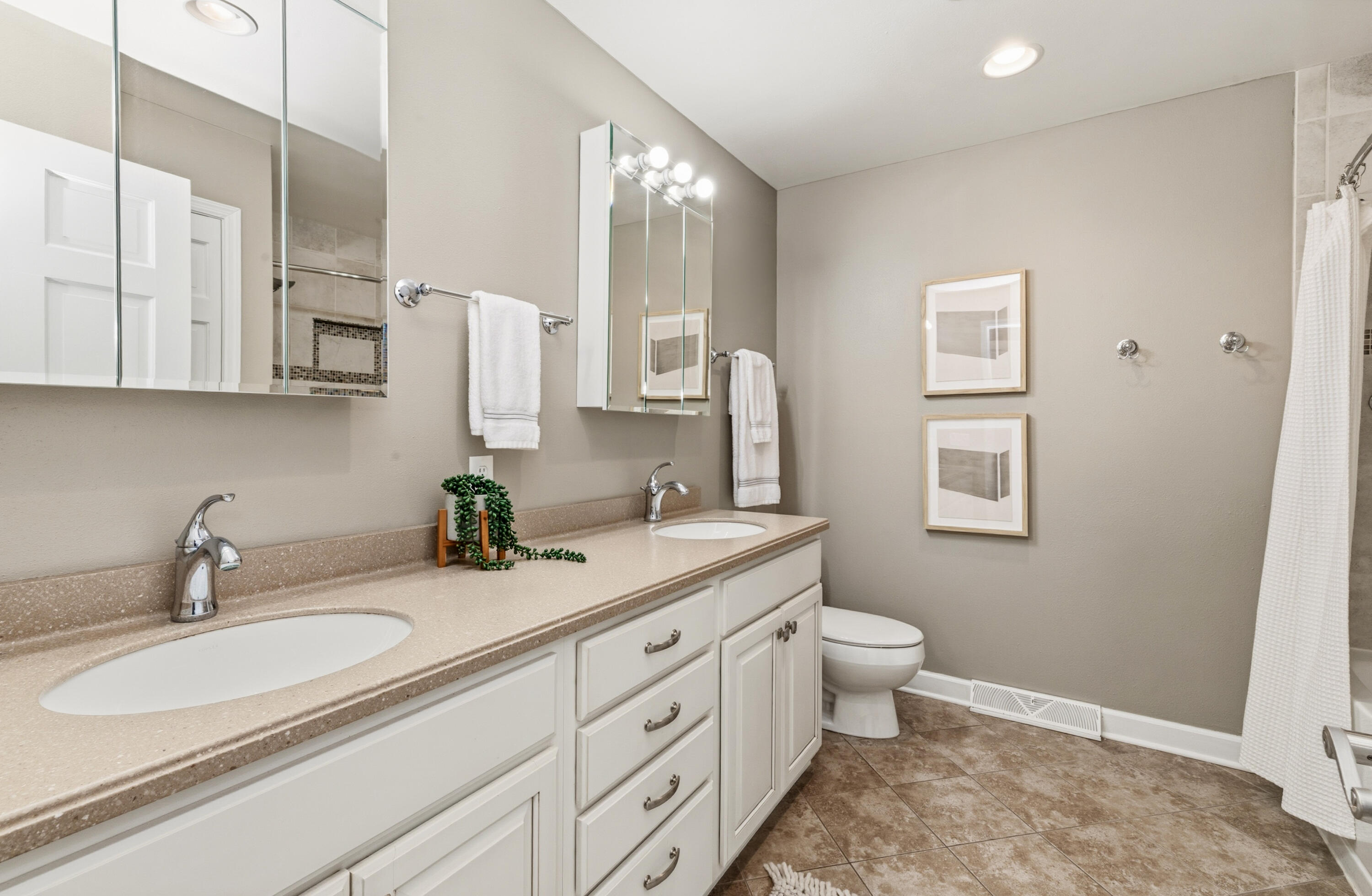 2485 West Fairy Chasm Road River Hills, WI 53217 - Photo 20 of 33 Full Bathroom with Tub