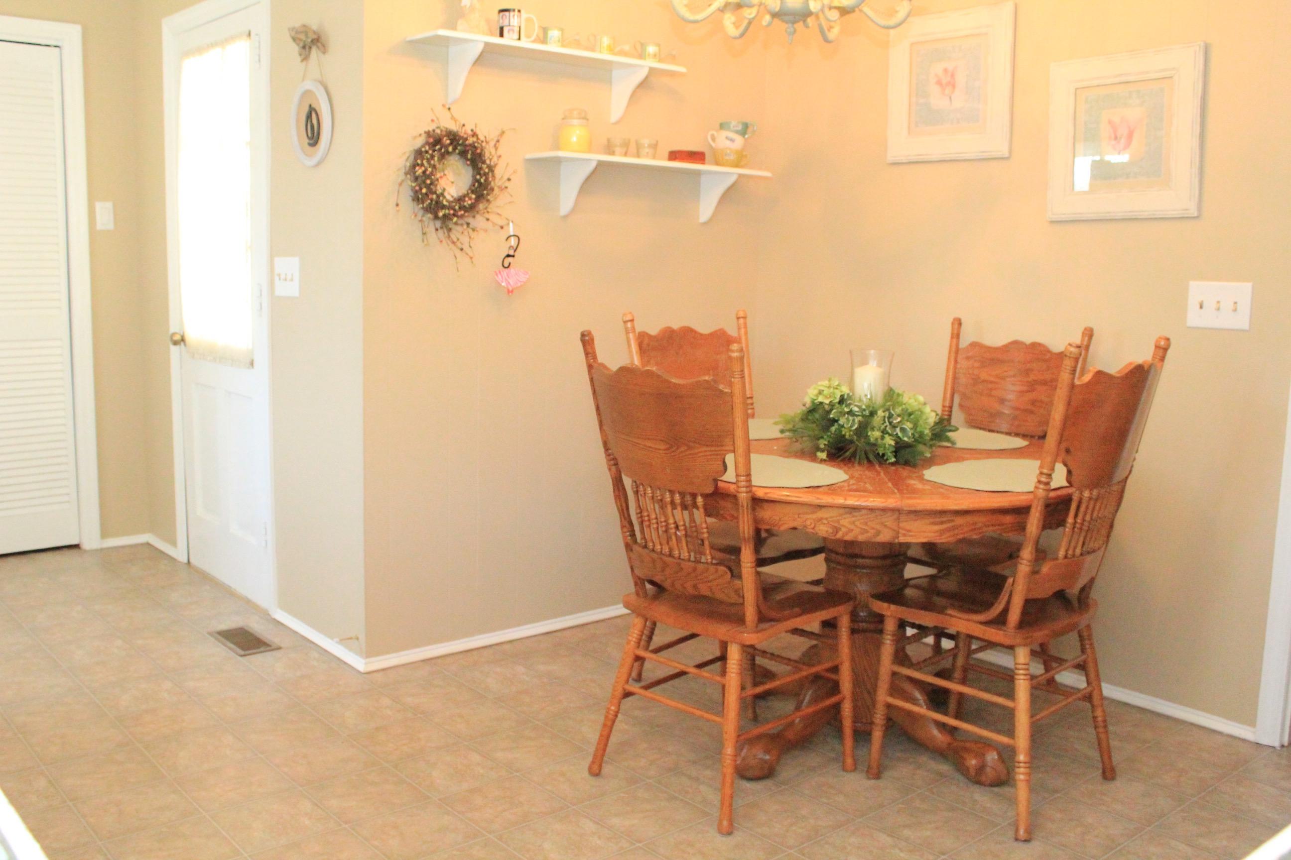 109 Phillips Circle Rockingham, NC 28379 - Photo 4 of 19 Breakfast nook