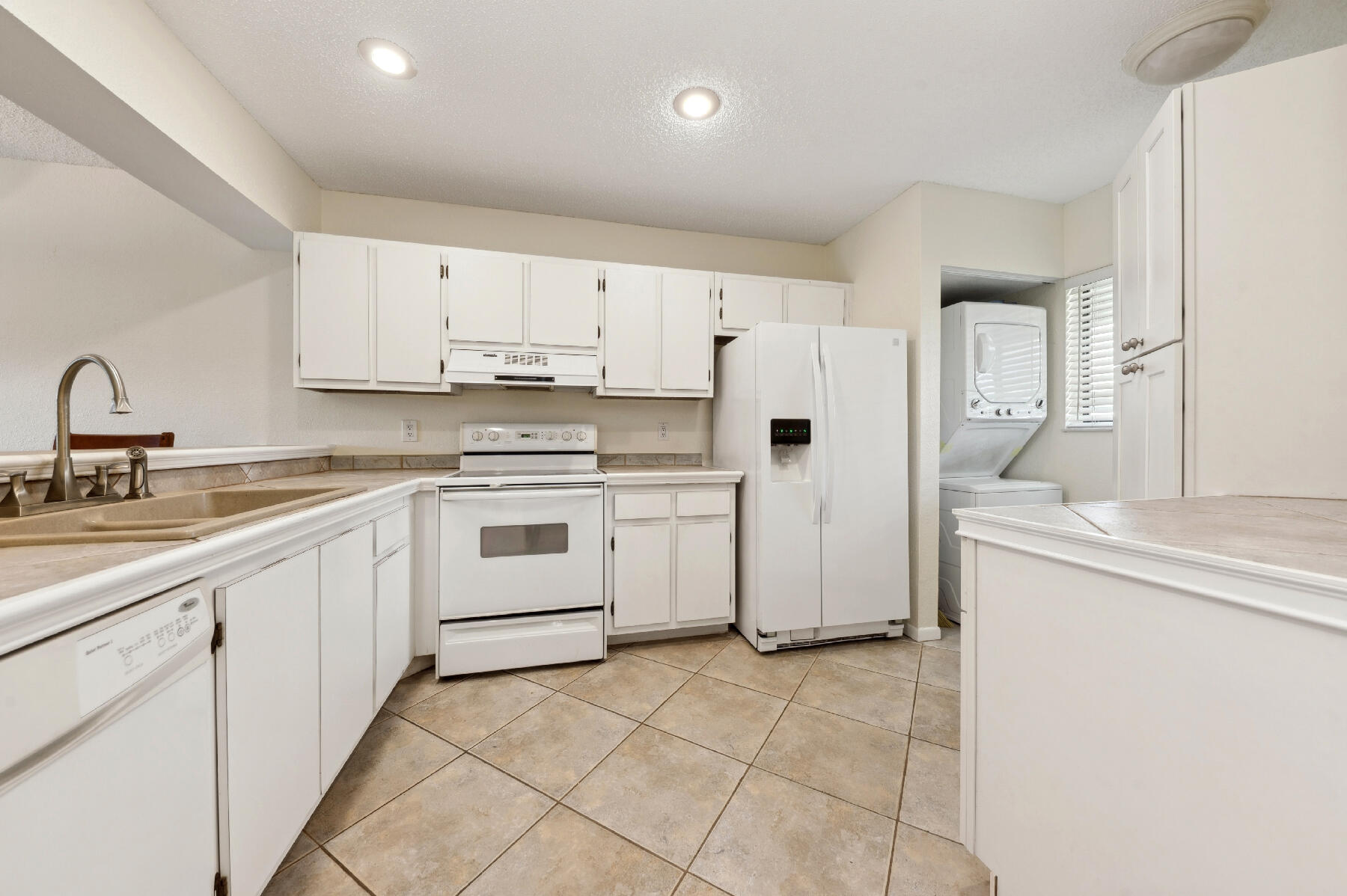 159 Northwest 70th Street, Unit 608 Boca Raton, FL 33487 - Photo 2 of 11 Kitchen