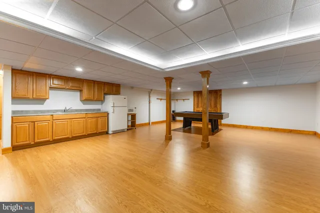 a view of a house with backyard and garden