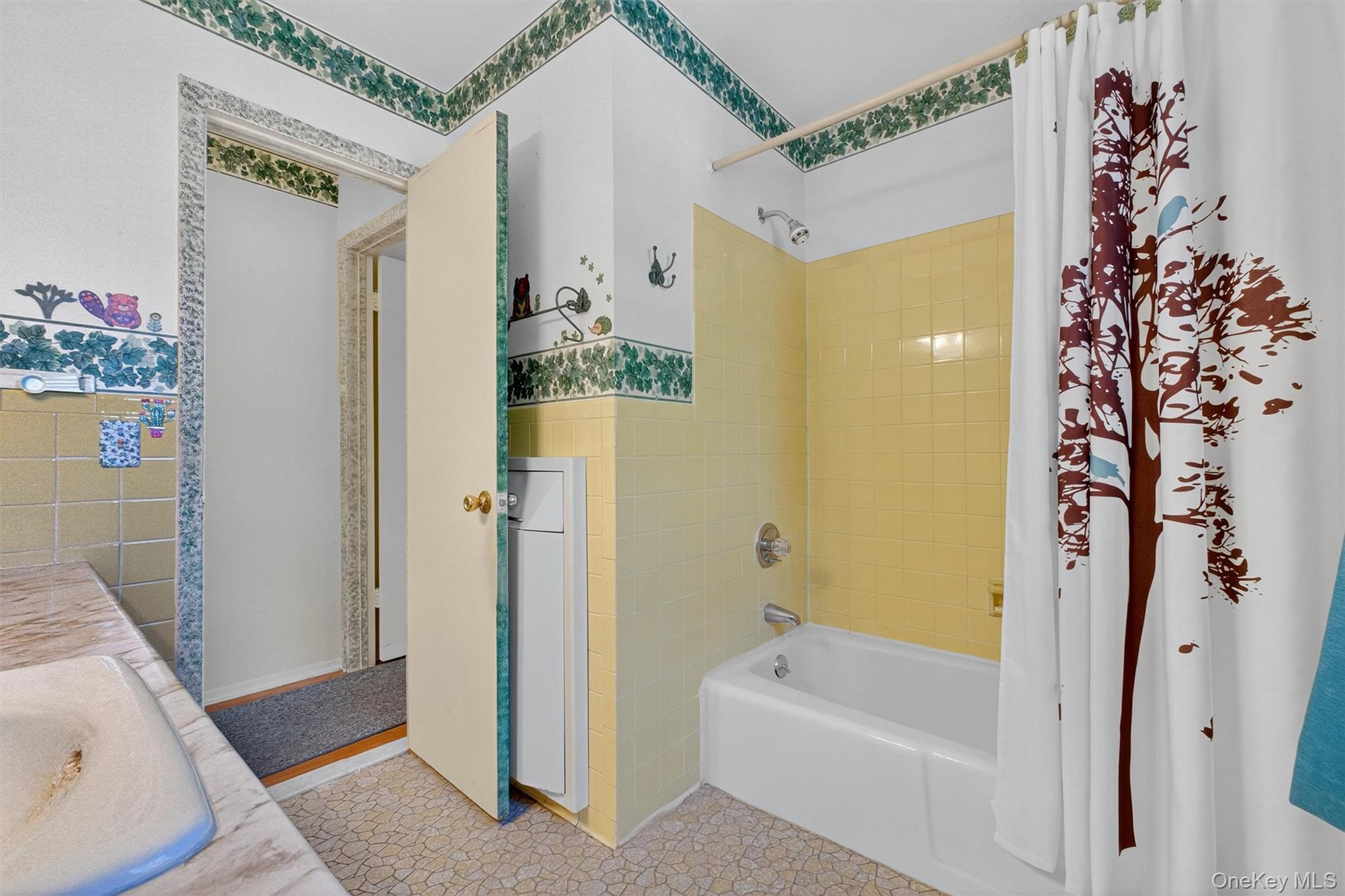 1840 Crompond Road, Unit 5C8 Peekskill, NY 10566 - Photo 25 of 36 a bathroom with a tub and shower