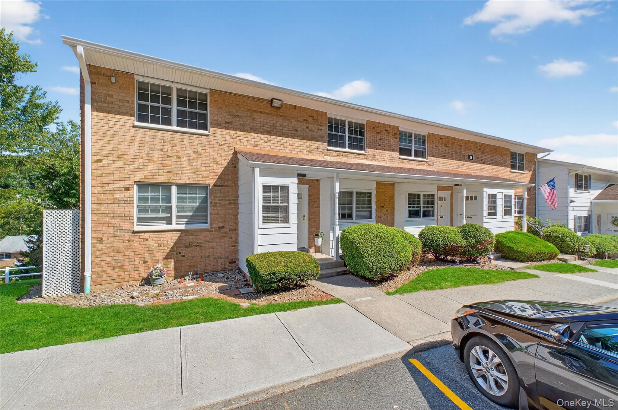 1840 Crompond Road, Unit 5C8 Peekskill, NY 10566 - Photo 4 of 36 a front view of a house with garden