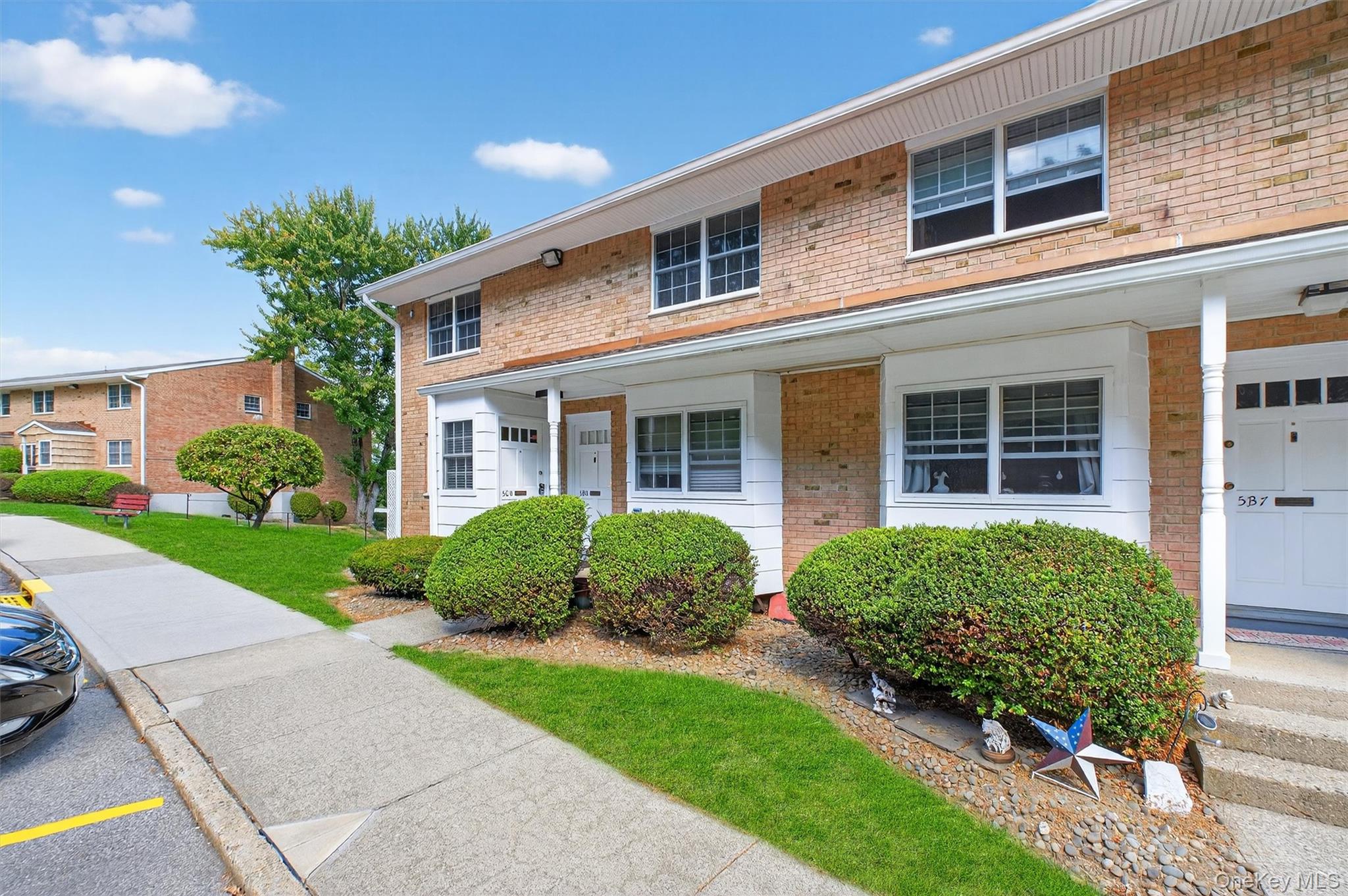 1840 Crompond Road, Unit 5C8 Peekskill, NY 10566 - Photo 5 of 36 a house view with a garden space
