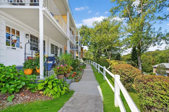 a view of an houses with backyard and garden