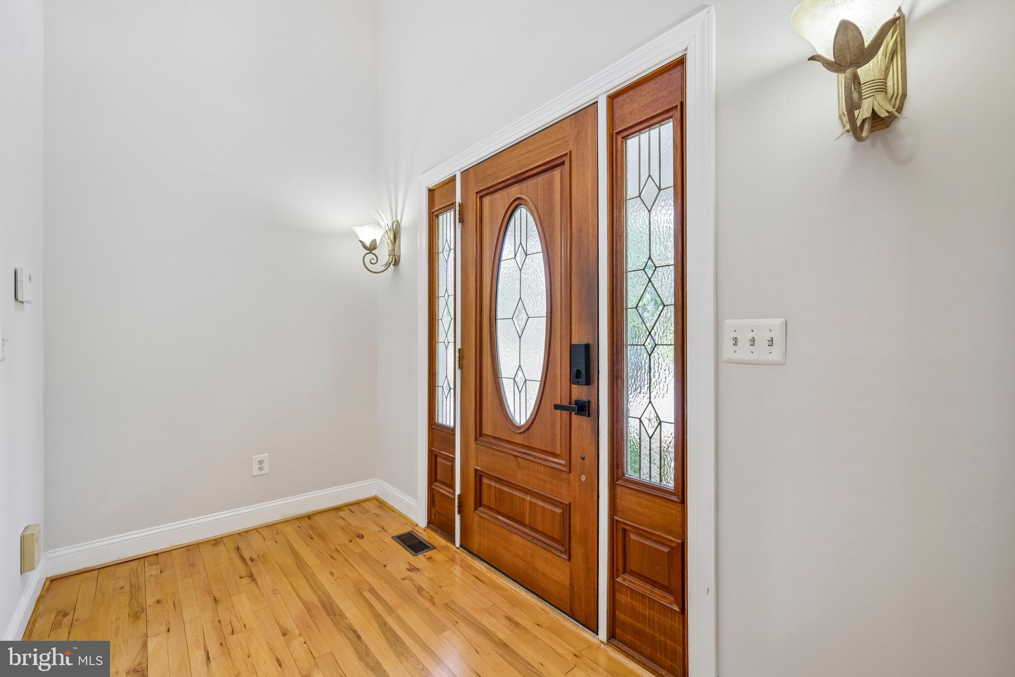 683 Powhatan Beach Road Pasadena, MD 21122 - Photo 8 of 70 Foyer