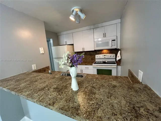 $1,850 | 1225 Northeast 124th Street, Unit 20C, North Miami, FL 33161