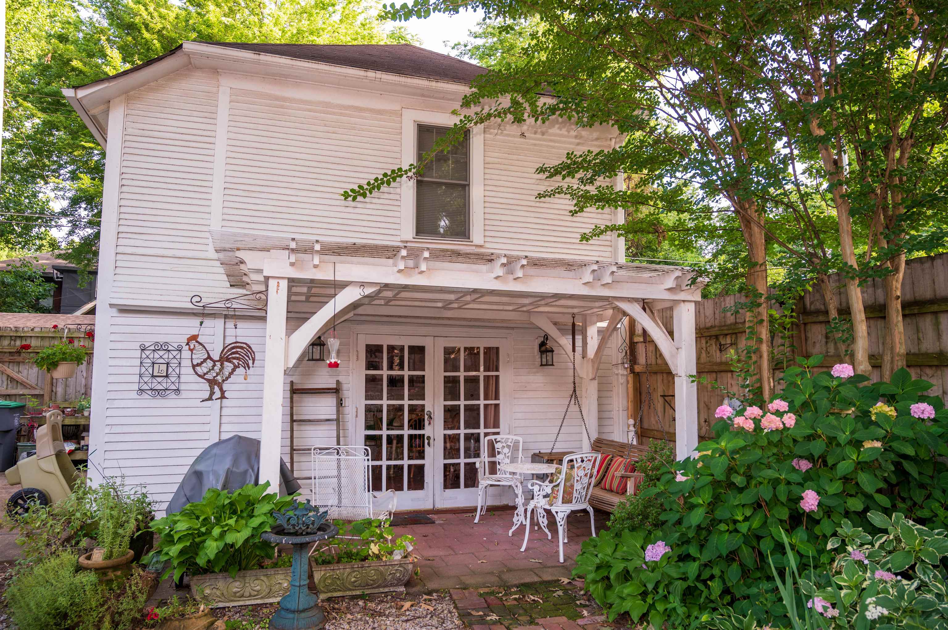 1267 Central Avenue Memphis, TN 38104 - Photo 25 of 25 a front view of a house with garden
