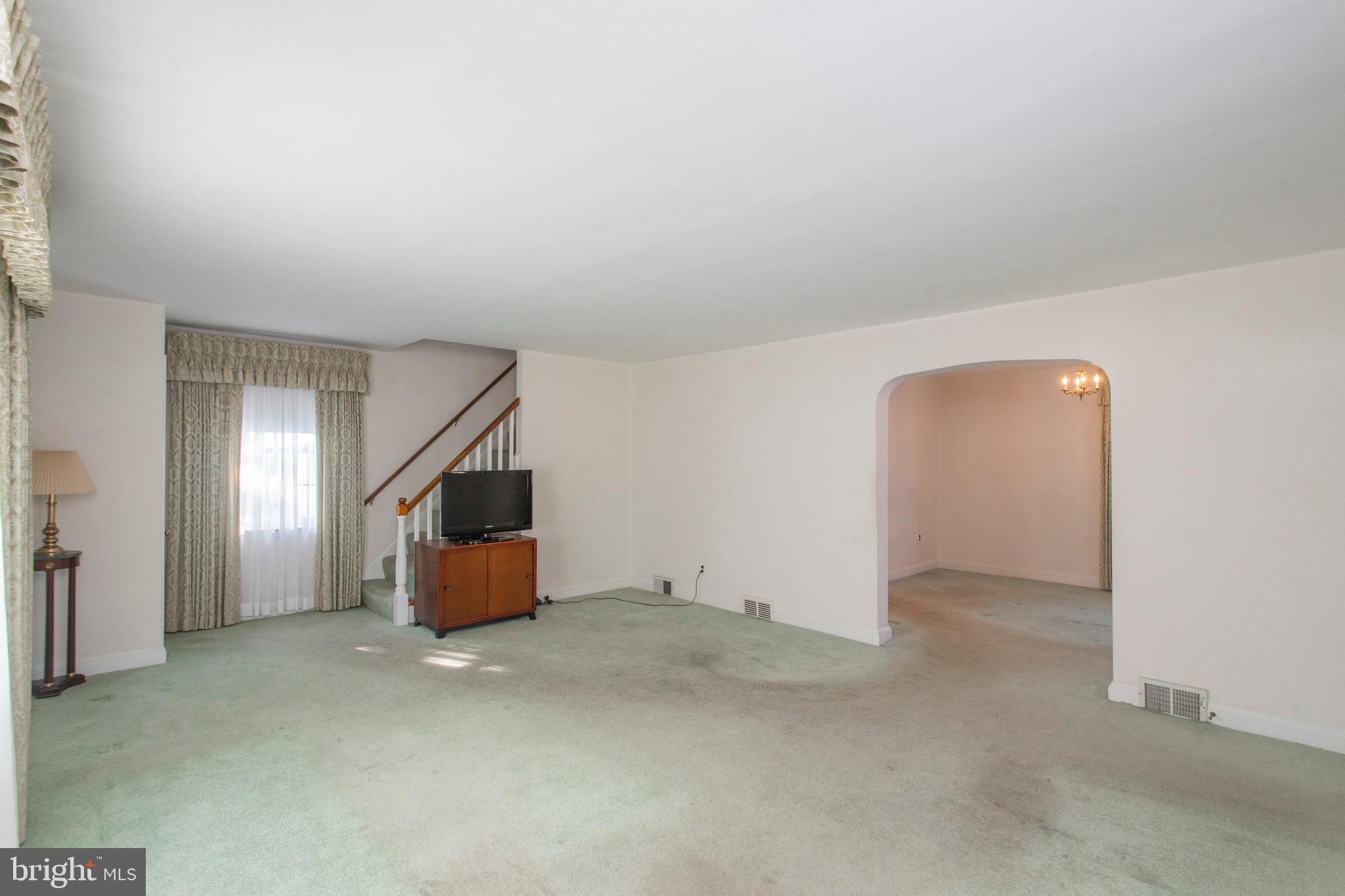 16 West Avenue Springfield, PA 19064 - Photo 11 of 34 an empty room with windows