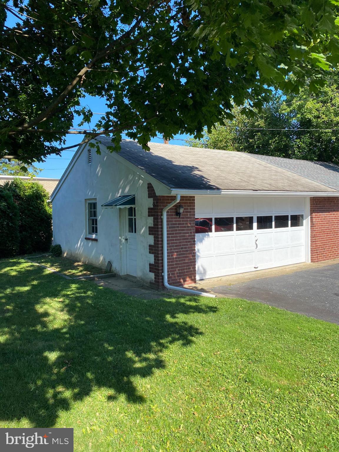 16 West Avenue Springfield, PA 19064 - Photo 7 of 34 a house view with a garden space