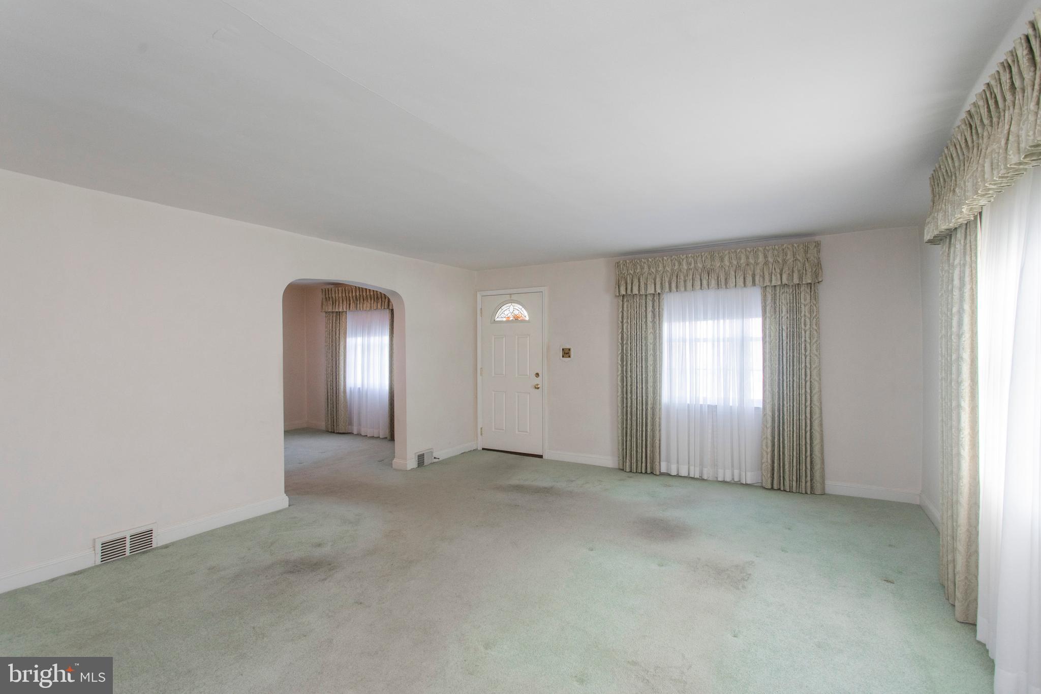 16 West Avenue Springfield, PA 19064 - Photo 10 of 34 an empty room with windows and mirror