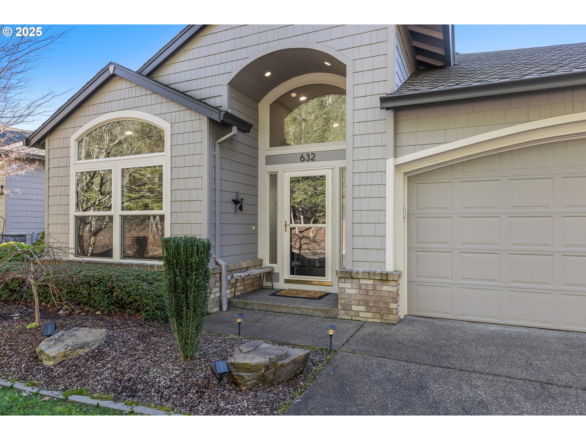 632 Southeast 38th Drive Gresham, OR 97080 - Photo 2 of 46 a front view of a house with a garden