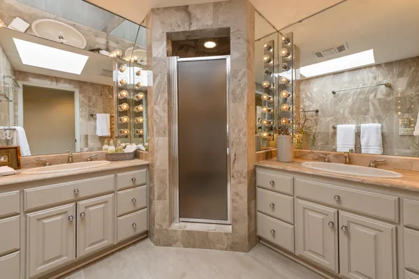 $699,900 | 2618 West Lake Park Court, Mequon, WI 53092