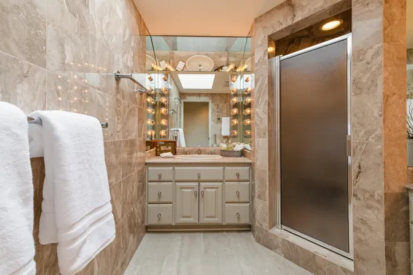 $699,900 | 2618 West Lake Park Court, Mequon, WI 53092