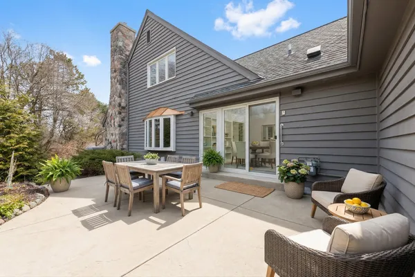 $699,900 | 2618 West Lake Park Court, Mequon, WI 53092