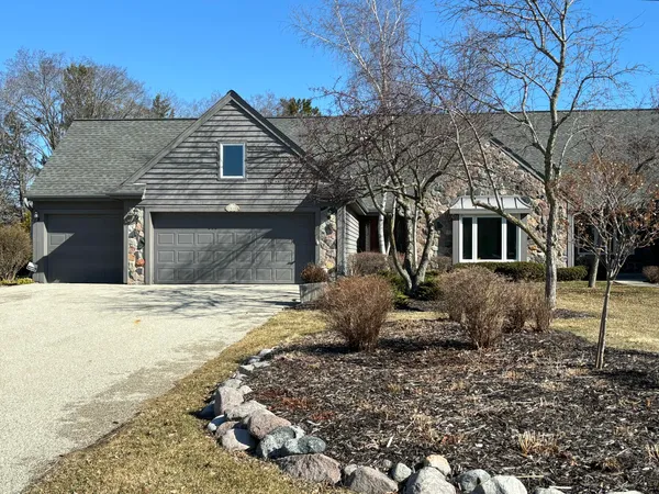 $699,900 | 2618 West Lake Park Court, Mequon, WI 53092