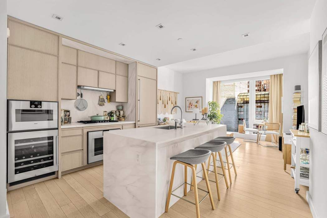 138 East 50th Street, Unit 17B Manhattan, NY 10022 - Photo 1 of 16