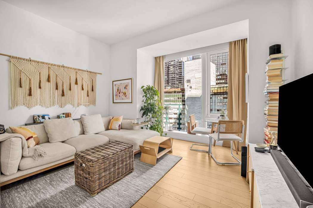 138 East 50th Street, Unit 17B Manhattan, NY 10022 - Photo 3 of 16