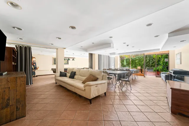 $225,000 | 1874 Pelham Parkway South, Unit 5B | Pelham Bay