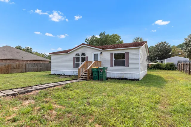 a view of a house with backyard