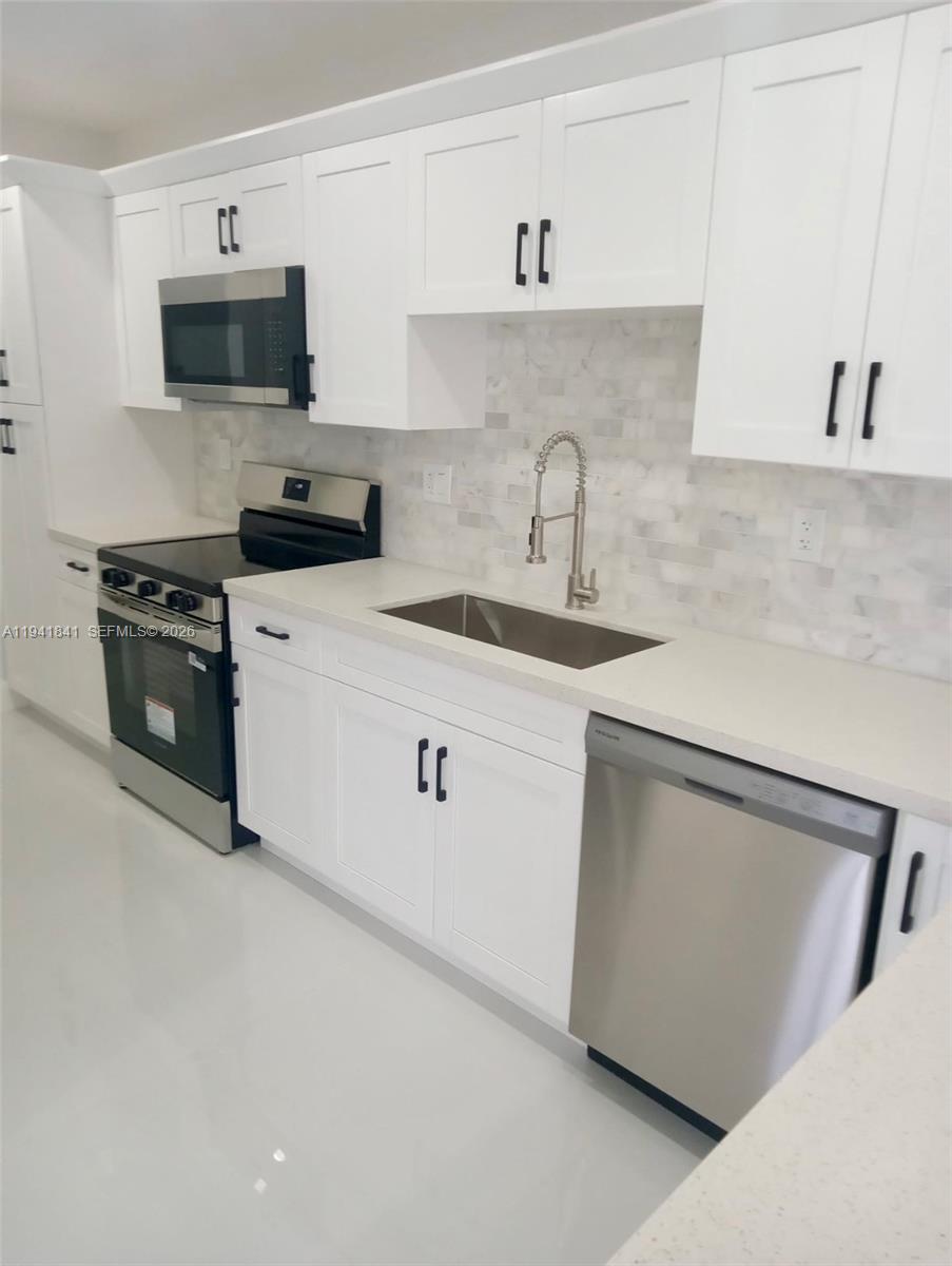 4315 Southwest 98th Avenue Miami, FL 33165 - Photo 11 of 34