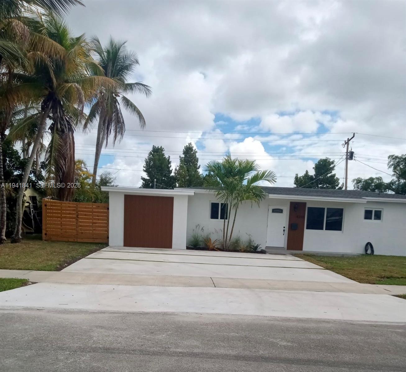 4315 Southwest 98th Avenue Miami, FL 33165 - Photo 2 of 34