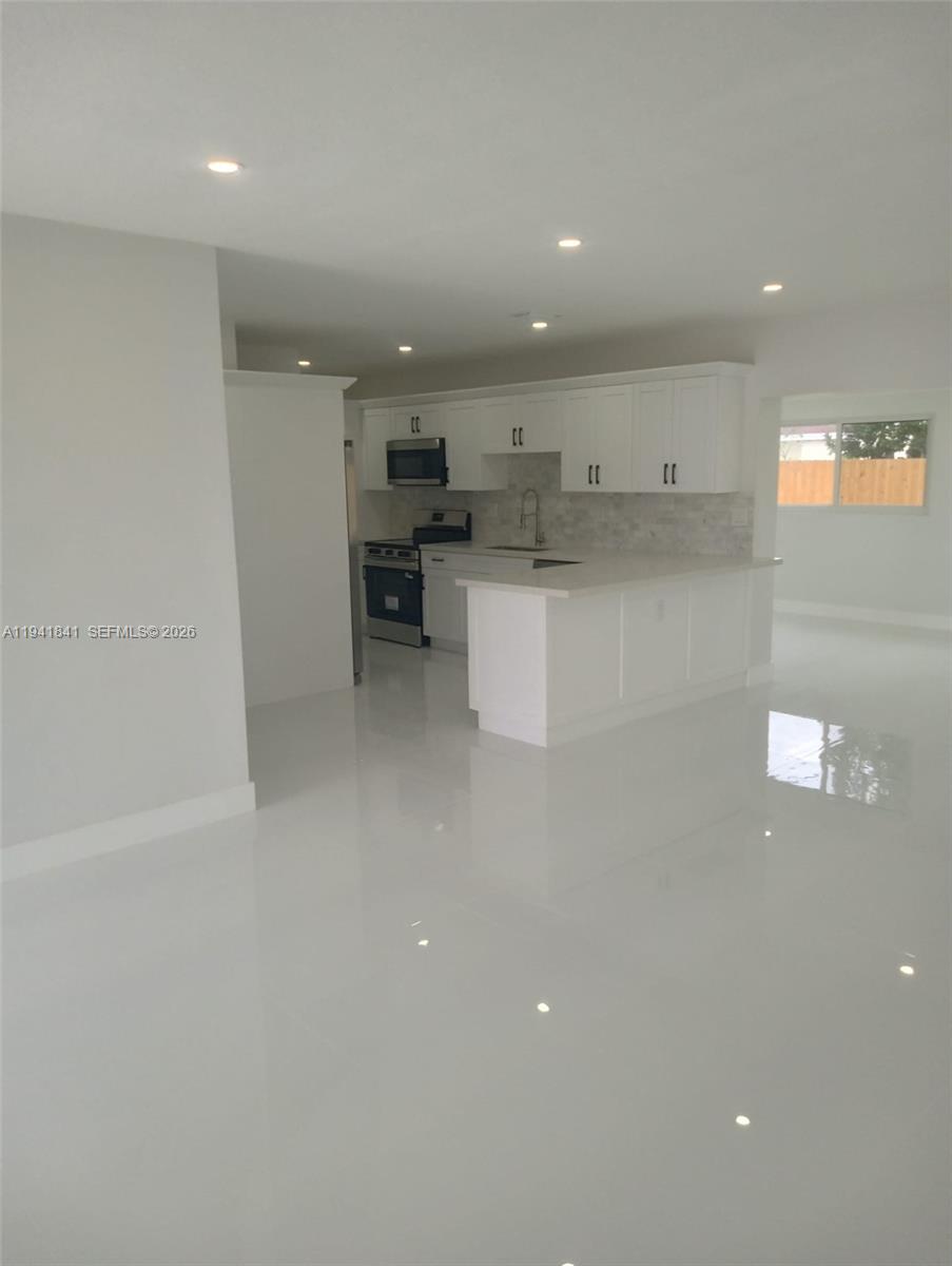 4315 Southwest 98th Avenue Miami, FL 33165 - Photo 8 of 34