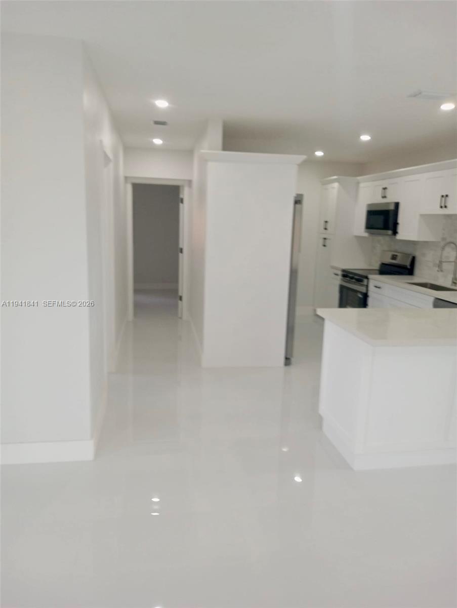 4315 Southwest 98th Avenue Miami, FL 33165 - Photo 10 of 34