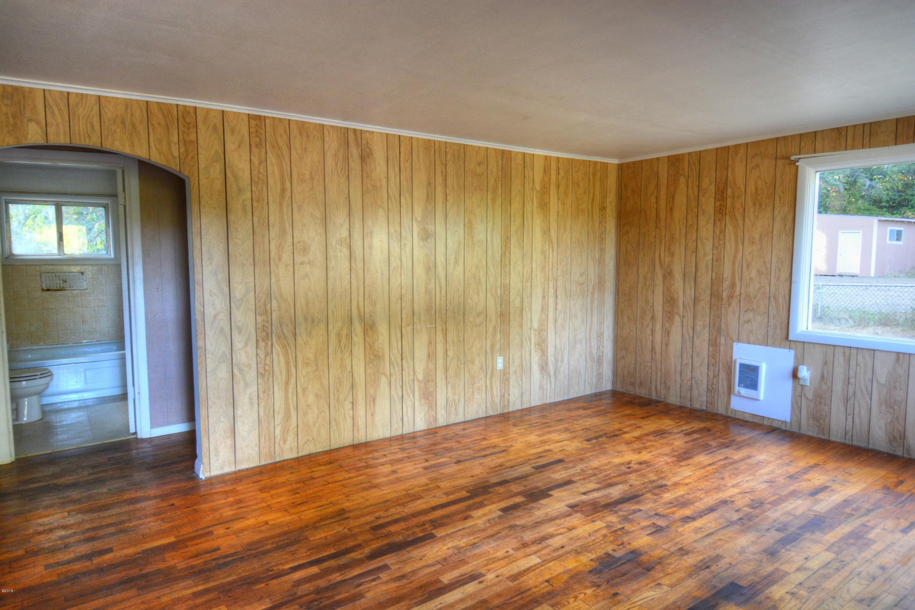 406 Elk City Road Toledo, OR 97391 - Photo 3 of 14 Living Room.,