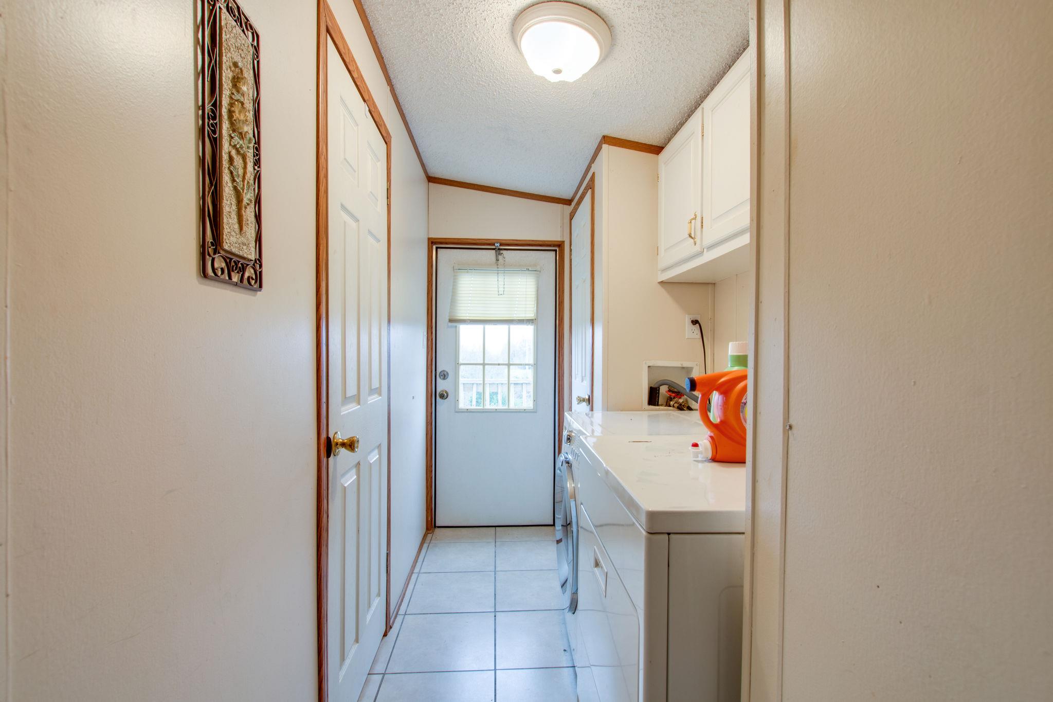 3240 Beasleys Bend Road Lebanon, TN 37087 - Photo 20 of 25 a room that has a bed and a window in it
