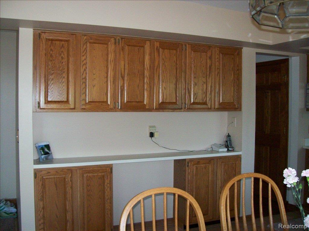 2685 Munster Road Rochester, MI 48309 - Photo 10 of 19 UPDATED OAK KITCHEN