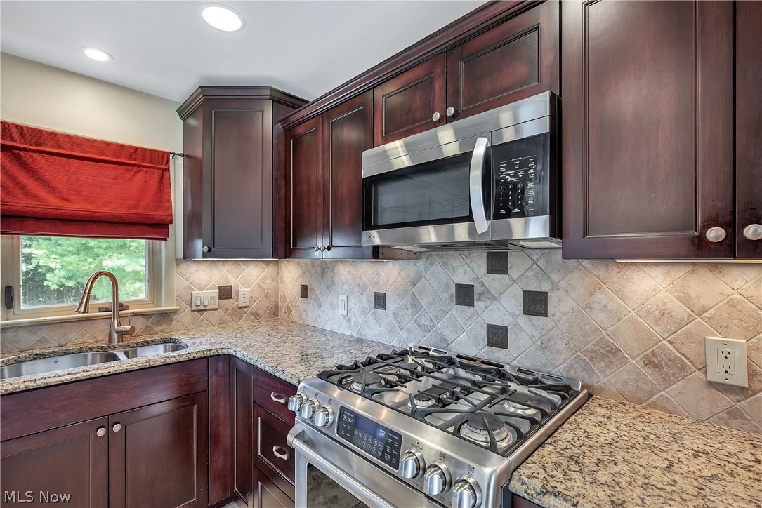 2039 Marshfield Road Cleveland, OH 44124 - Photo 10 of 28