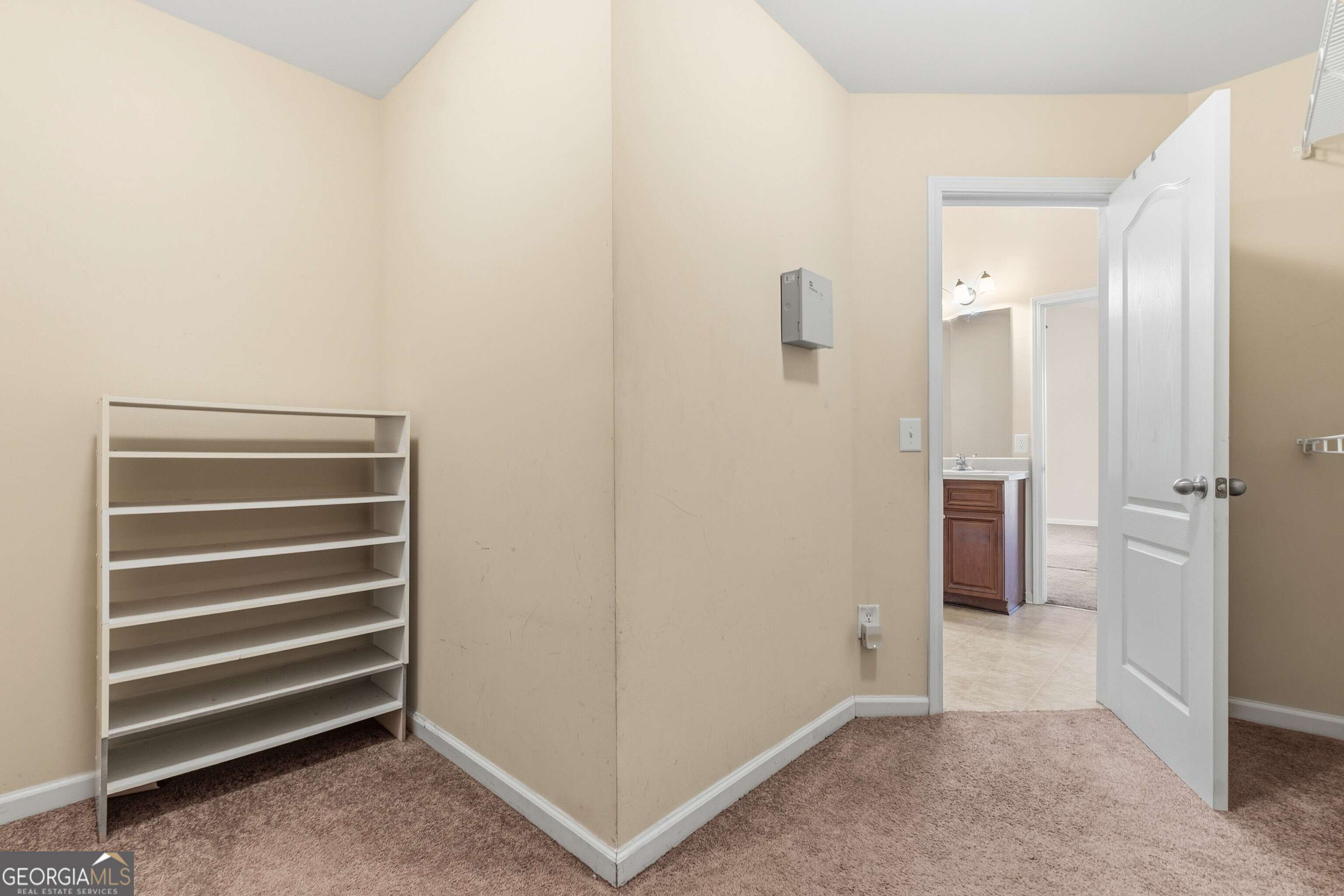 102 Steeple Court Perry, GA 31069 - Photo 27 of 37 a view of room and closet