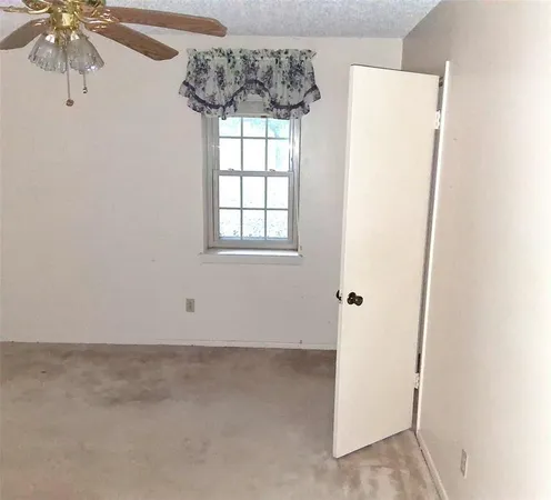 a view of entryway with window