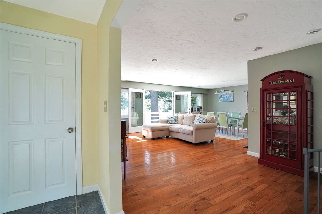 342 Pillings Pond Road Lynnfield, MA 01940 - Photo 11 of 39 Gallery Image 11