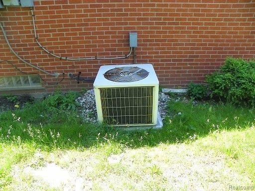 8147 Potomac Street Center Line, MI 48015 - Photo 16 of 31 CA.jpg