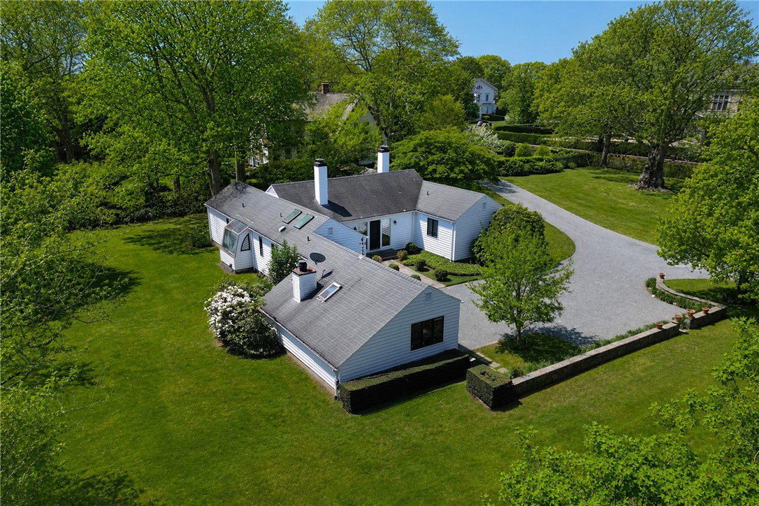 18 Ledge Road Newport, RI 02840 - Photo 2 of 32
