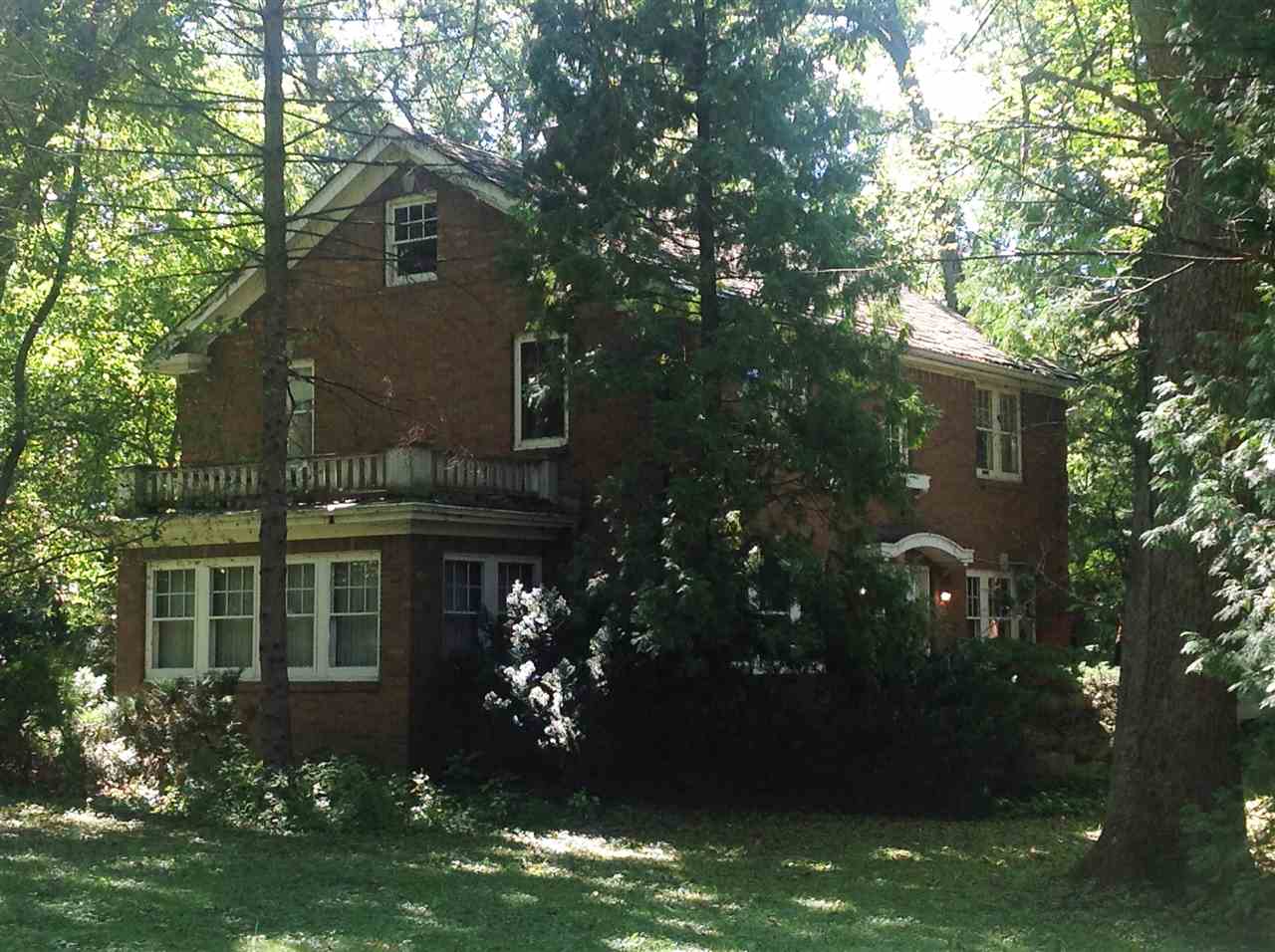 4627 Spring Brook Road Rockford, IL 61114 - Photo 3 of 19 a front view of a house with garden