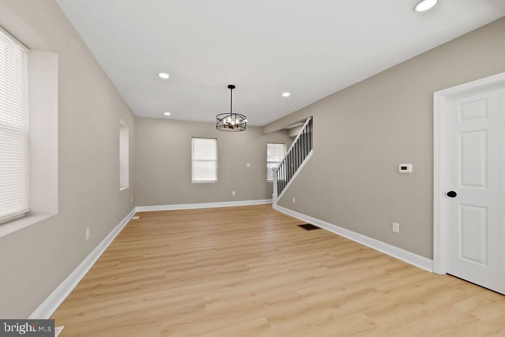 925 Union Landing Road Cinnaminson, NJ 08077 - Photo 14 of 42 Spacious, light-filled living area awaits you.