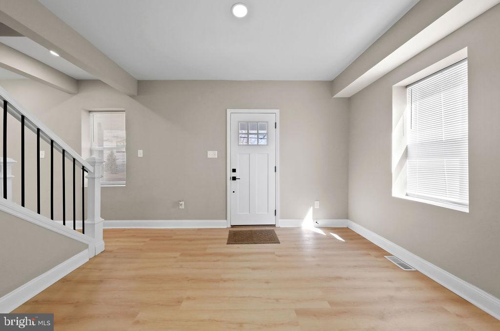 925 Union Landing Road Cinnaminson, NJ 08077 - Photo 4 of 42 Bright and airy entryway with modern charm.