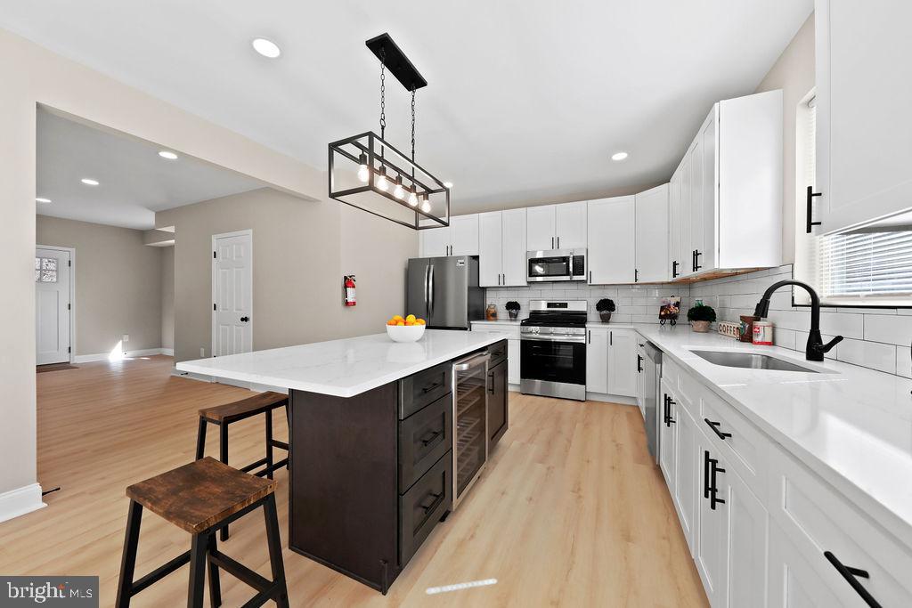 925 Union Landing Road Cinnaminson, NJ 08077 - Photo 7 of 42 Modern kitchen with sleek design elements.