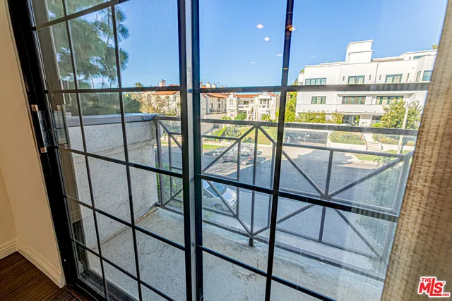 $3,800 | 860 South Lucerne Boulevard, Unit 202, Los Angeles, CA 90005