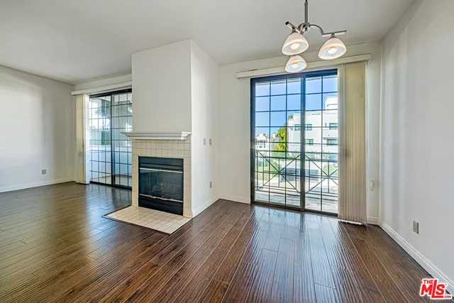 $3,800 | 860 South Lucerne Boulevard, Unit 202, Los Angeles, CA 90005