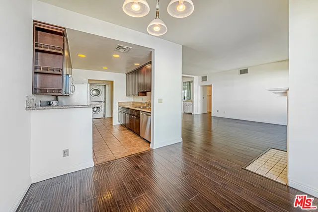 $3,800 | 860 South Lucerne Boulevard, Unit 202, Los Angeles, CA 90005