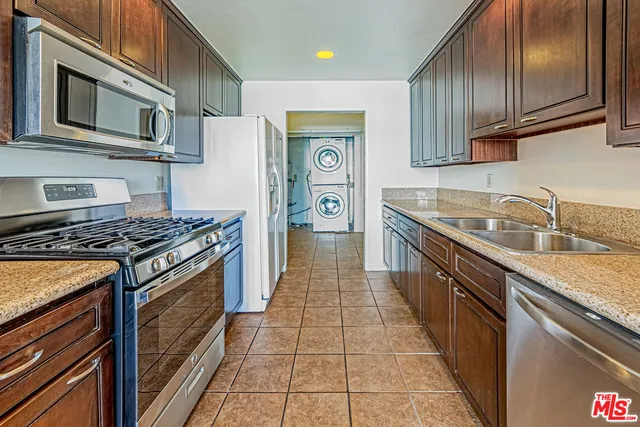 $3,800 | 860 South Lucerne Boulevard, Unit 202, Los Angeles, CA 90005