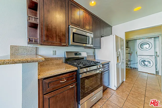 $3,800 | 860 South Lucerne Boulevard, Unit 202, Los Angeles, CA 90005