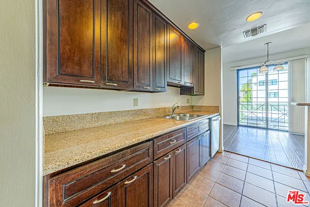 $3,800 | 860 South Lucerne Boulevard, Unit 202, Los Angeles, CA 90005